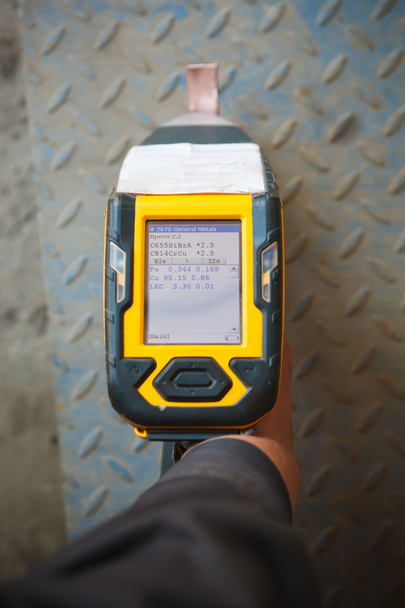 spectromètre d'analyseur XRF portatif pour la ferraille en action
 - Photo, image