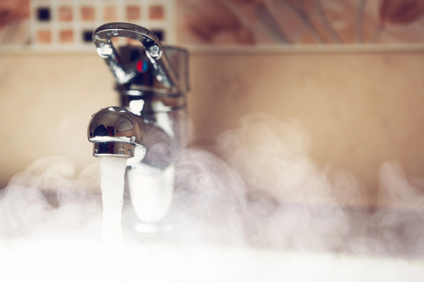 rubinetto dell'acqua con vapore di acqua calda
 - Foto, immagini