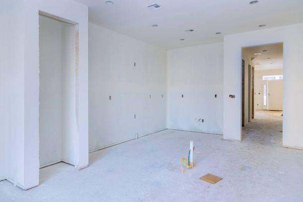 Építőipar új lakásépítési belső gipszkarton szalag és befejezni a részleteket telepített ajtó egy új otthon telepítése előtt - Fotó, kép