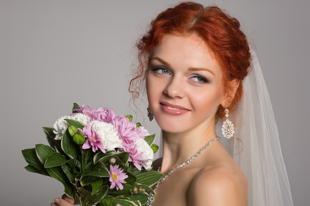 Beautiful bride looking away - Valokuva, kuva