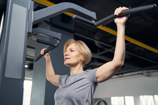 Sporty woman having workout with gym equipment - Fotoğraf, Görsel