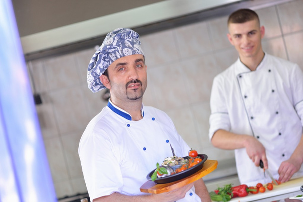 Knappe chef-kok in het witte uniform - Foto, afbeelding
