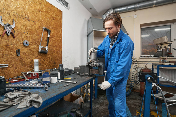 Porträt eines Mannes bei der Arbeit in der Garage - Foto, Bild