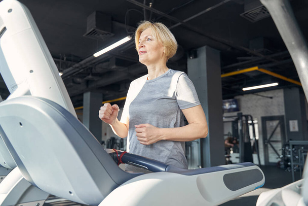 Active sporty woman doing cardio workout in gym - Zdjęcie, obraz