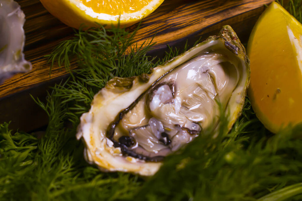 huîtres fraîches, citron sur fond bois - Photo, image