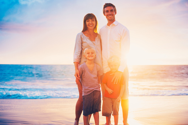 Portrét rodiny na pláži při západu slunce - Fotografie, Obrázek