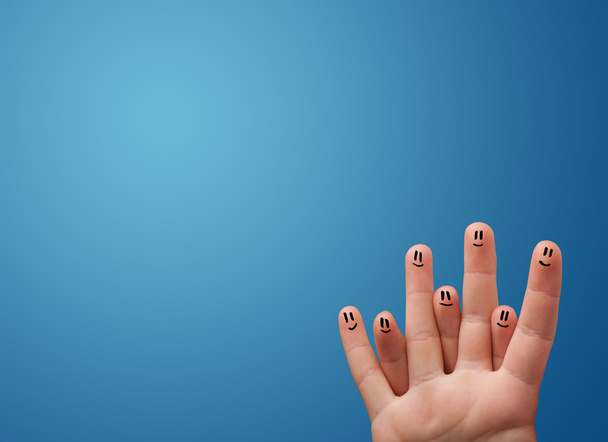 mutlu gülen yüzü parmak boş mavi arka plan kopya arıyorsunuz  - Fotoğraf, Görsel