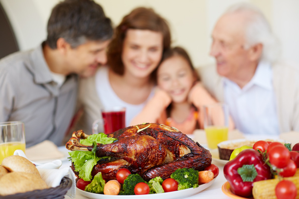 Dinde rôtie et famille Thanksgiving
 - Photo, image