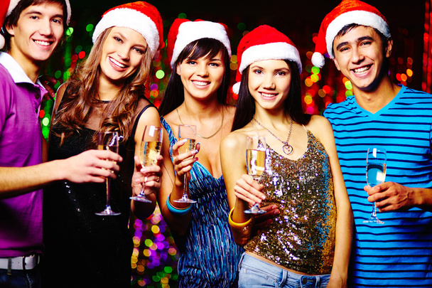Arkadaşlar partide toasting Santa kapaklar - Fotoğraf, Görsel