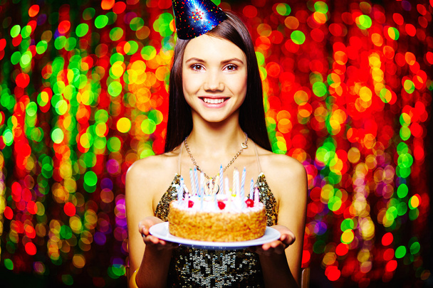 Brunette avec gâteau d'anniversaire
 - Photo, image