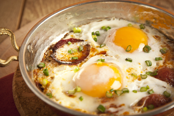 Турецкая сосиска с яйцом в медной кастрюле турецкий завтрак
 - Фото, изображение