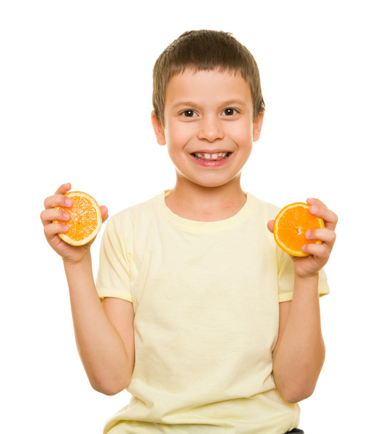 boy with sliced oranges - Fotoğraf, Görsel