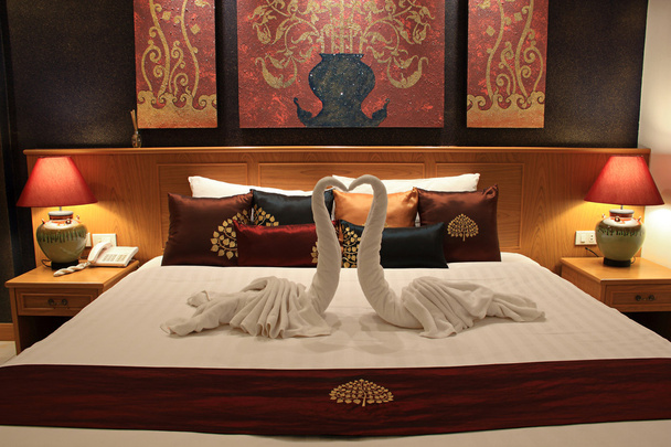 Όμορφο κρεβάτι σε παραδοσιακό ταϊλανδέζικο περιβάλλον - Φωτογραφία, εικόνα