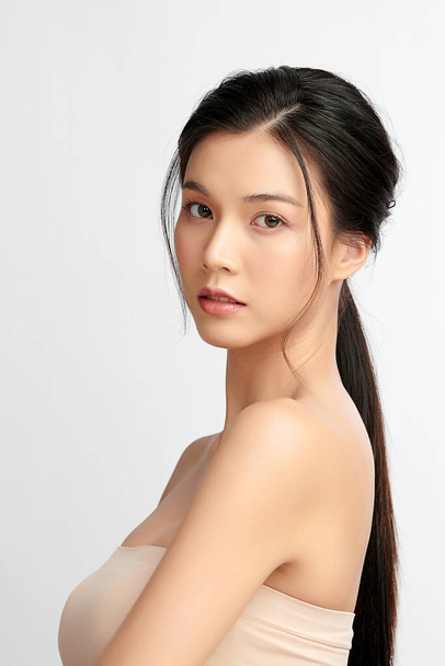 Hermosa mujer asiática joven con piel limpia y fresca sobre fondo blanco, Cuidado de la cara, Tratamiento facial, Cosmetología, belleza y spa, Retrato de mujeres asiáticas. - Foto, imagen