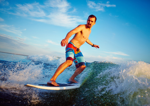 Mladý muž surfování - Fotografie, Obrázek