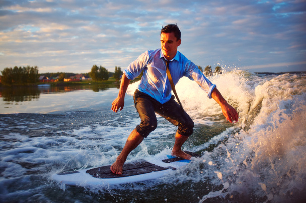 Nuori mies surfboarding
 - Valokuva, kuva
