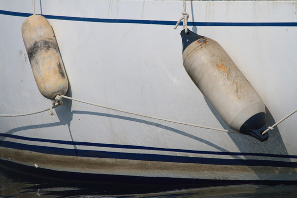 Dva nárazníky na obou stranách člunu zblízka - Fotografie, Obrázek