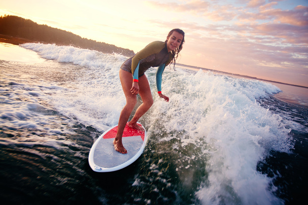 Mujer en tabla de surf
 - Foto, imagen