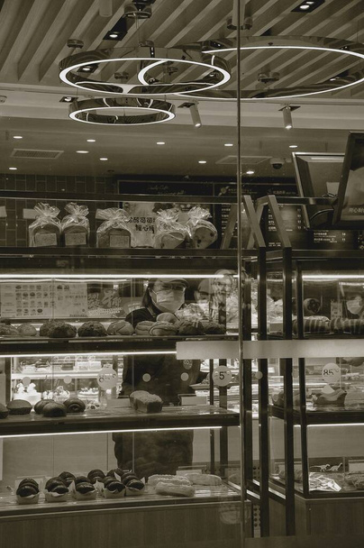 a vertical shot of a supermarket with a large window - Fotografie, Obrázek