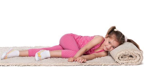 Malá holčička se opírá o koberec - Fotografie, Obrázek