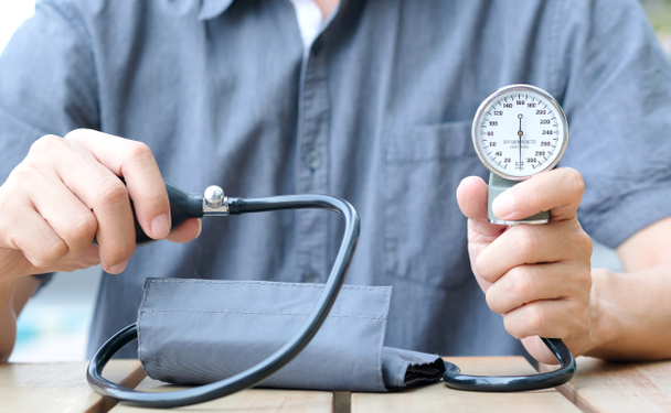 La doctora revisa el monitor de presión arterial y el indicador de presión del monitor de frecuencia cardíaca. Salud y concepto médico
 - Foto, Imagen