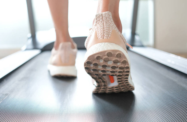 нога жінки біжить на біговій доріжці в спортзалі, яка біжить спортивним шляхом, бігаючи взуттям. Здоров'я та спорт концепція фон
, - Фото, зображення