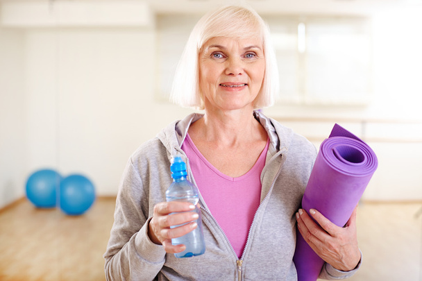 Mature woman with bottle of water - Foto, Imagen