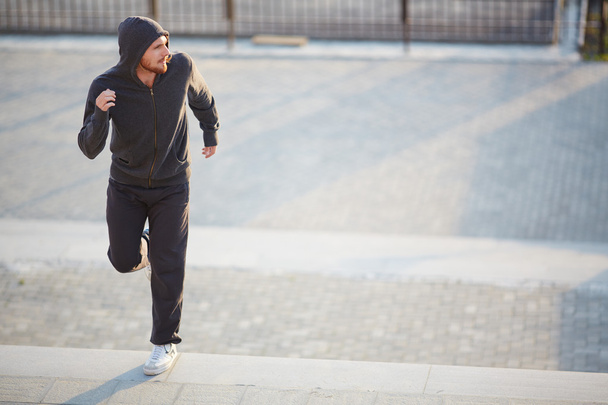 Man in activewear joggen - Foto, afbeelding
