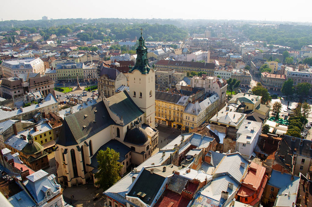Lviv, Ukraine. 02 septembre 2014 Vue panoramique de Lviv depuis l'hôtel de ville. Partie historique de l'endroit avec de vieilles maisons et la cathedra latine. - Photo, image
