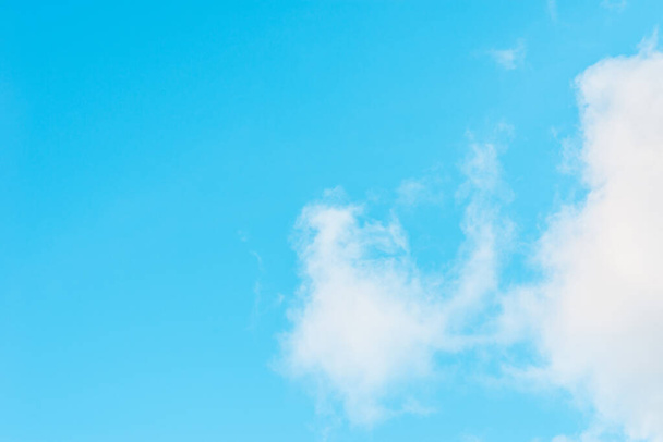 Bonito paisaje nublado blanco nubes esponjosas en el cielo azul sky.Blue fondo con nubes - Foto, imagen