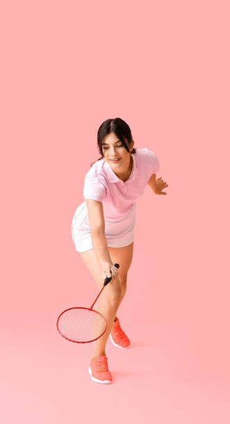 Sportowy kobieta badminton gracz na tle koloru - Zdjęcie, obraz
