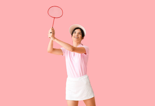 Giocatore di badminton femminile sportivo su sfondo a colori - Foto, immagini