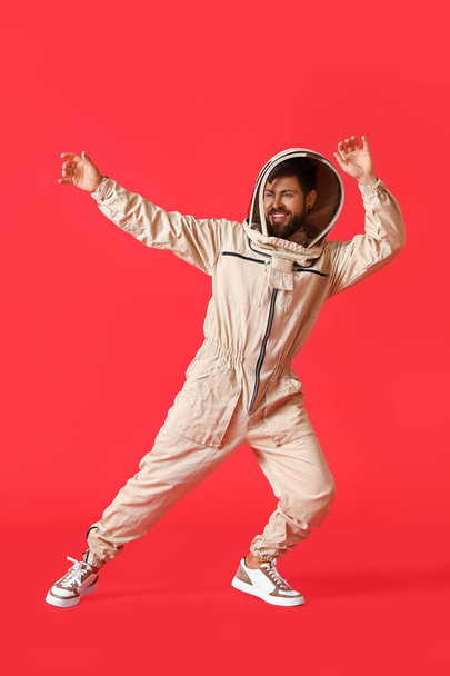 Dancing beekeeper on red background - Foto, immagini