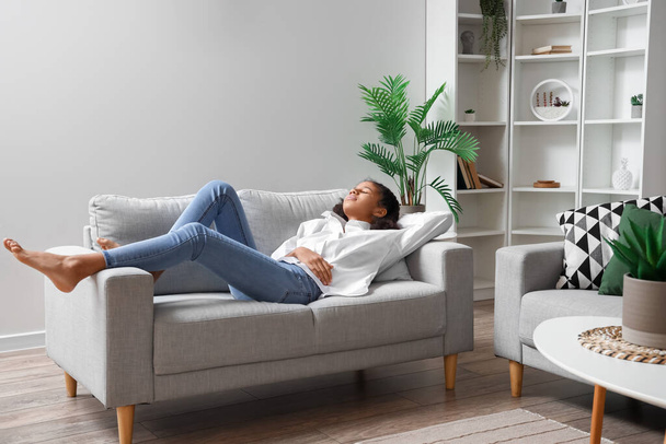Africko-americké dospívající dívka relaxující na pohovce doma - Fotografie, Obrázek