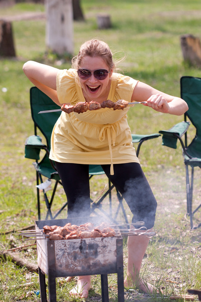 Nainen grillaaminen shish kebab
 - Valokuva, kuva