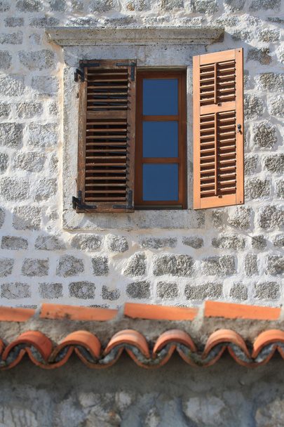 Vanha ikkuna puiset ikkunaluukut lähikuva pystysuora
 - Valokuva, kuva