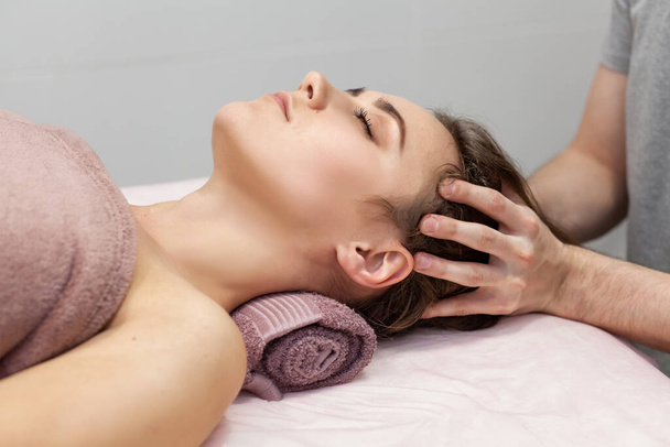 Close-up mooie vrouw met diepe nek hoofd massage. Zijaanzicht - Foto, afbeelding