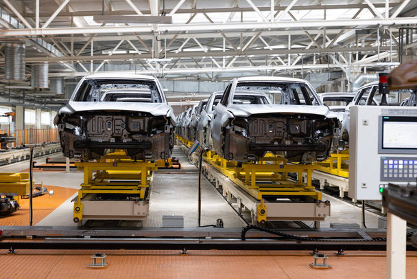 自動車生産ラインの写真。溶接車のボディ。近代的な自動車組立工場。自動車産業。ハイテク工場の内装 - 写真・画像