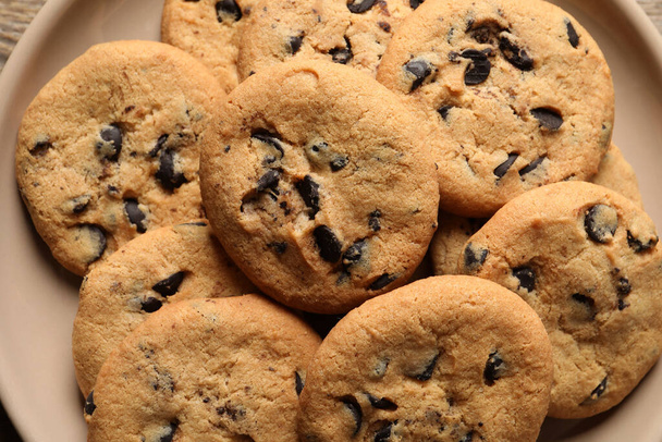 Delicious chocolate chip cookies on plate, top view - Φωτογραφία, εικόνα