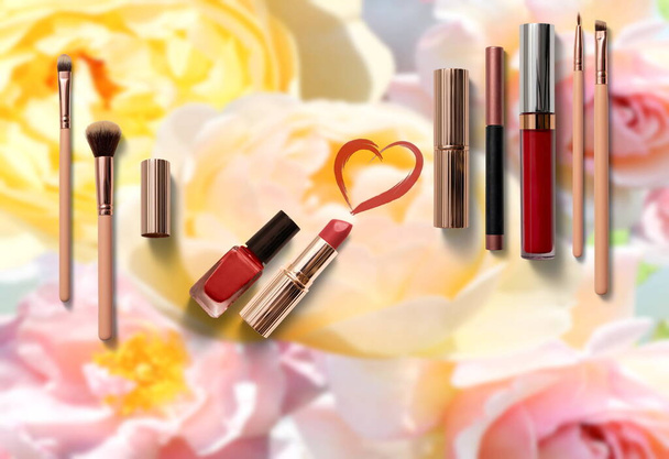 maquillage rouge à lèvres pinceaux sur fleuri jaune clair avec coeur et lèvres forme fond modèle de mode, copier espace bannière mode femmes accessoires - Photo, image