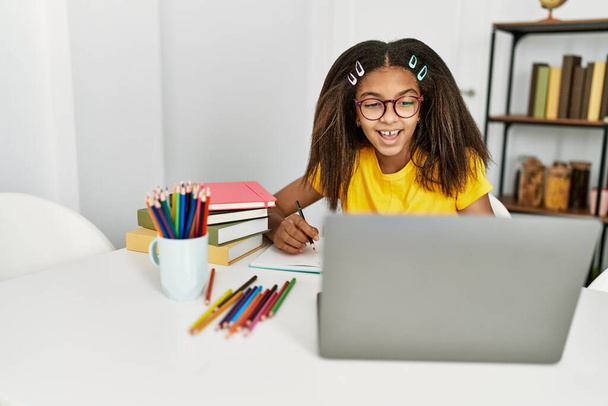 African American girl χαμογελώντας αυτοπεποίθηση έχοντας online τάξη στο σπίτι - Φωτογραφία, εικόνα