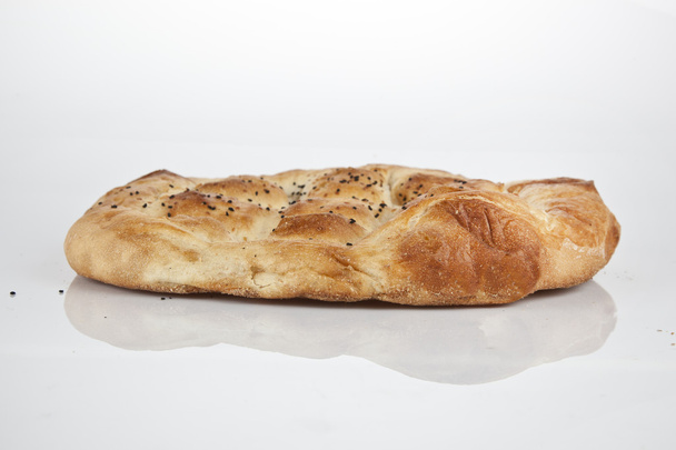 Turks brood van de Ramadan pide - Ramazan Pidesi geïsoleerd witte achtergrond - Foto, afbeelding
