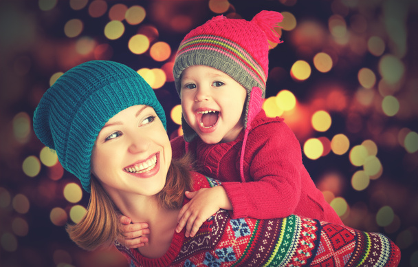 Szczęśliwa rodzina matki i córeczkę, grając w zimie na Boże Narodzenie - Zdjęcie, obraz