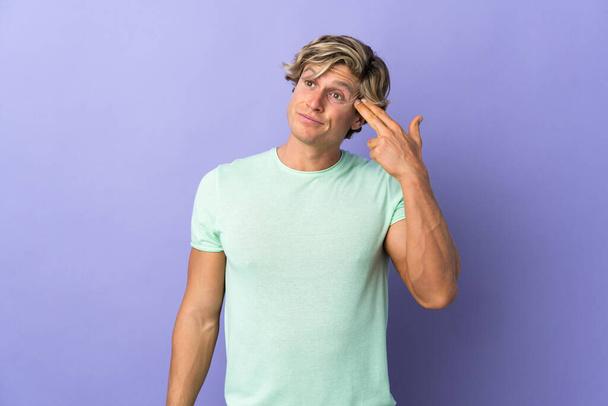 Angličan přes izolované fialové pozadí s problémy dělat sebevražedné gesto - Fotografie, Obrázek