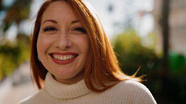 fiatal vörös hajú nő mosolygós magabiztos áll a parkban - Fotó, kép