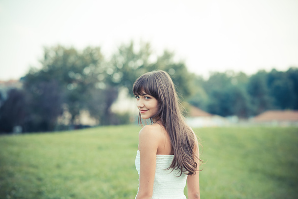 όμορφη νεαρή γυναίκα με λευκό φόρεμα - Φωτογραφία, εικόνα