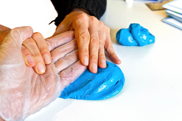 Fisioterapia da mão para recuperar um localizador quebrado
 - Foto, Imagem