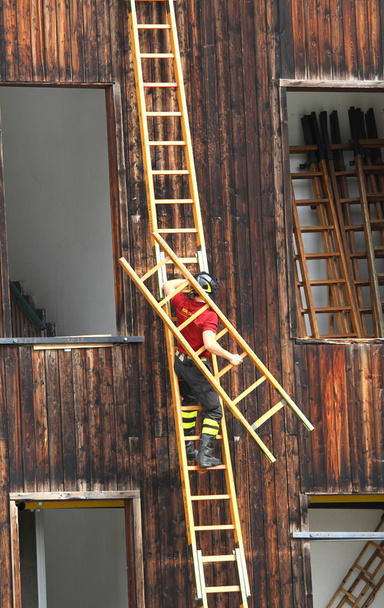 tutorial de servicios de extinción de incendios con un bombero y la escalera
 - Foto, Imagen