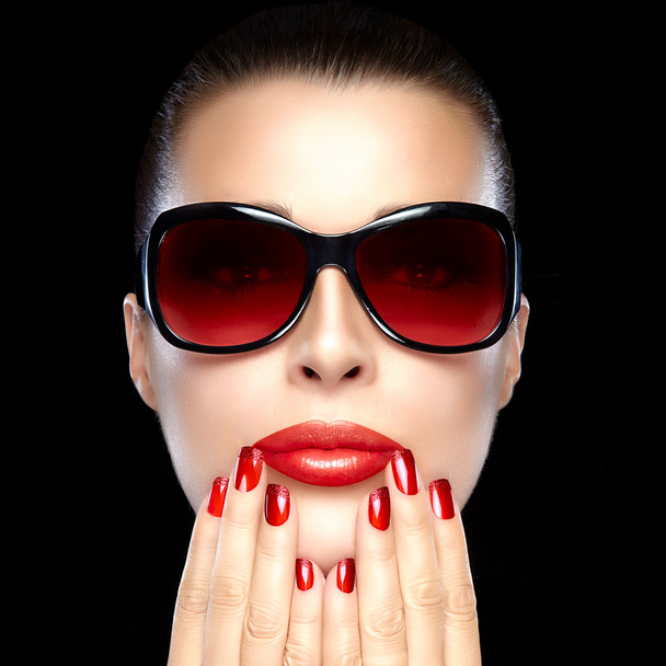 Beautiful Model in Black Fashion Sunglasses. Bright Makeup and M - Foto, Bild
