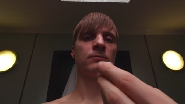 Άντρας εφαρμογή κρέμας στο πρόσωπο - Πλάνα, βίντεο